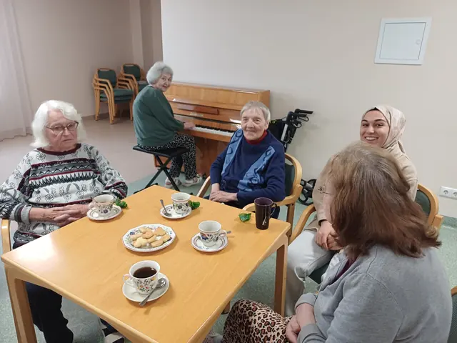 Brīvprātīgie sarunās ar senioriem aplī