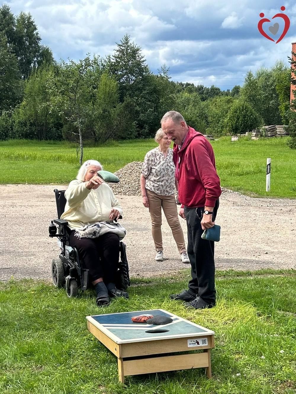 Cornhole spēle kopā ar iemītniekiem